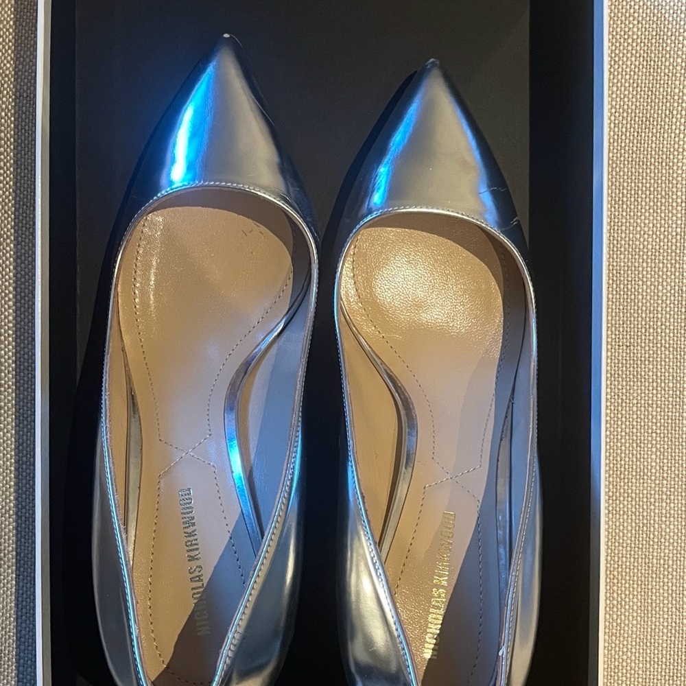 Nicholas Kirkwood silver kitten heel pumps. Sz37
